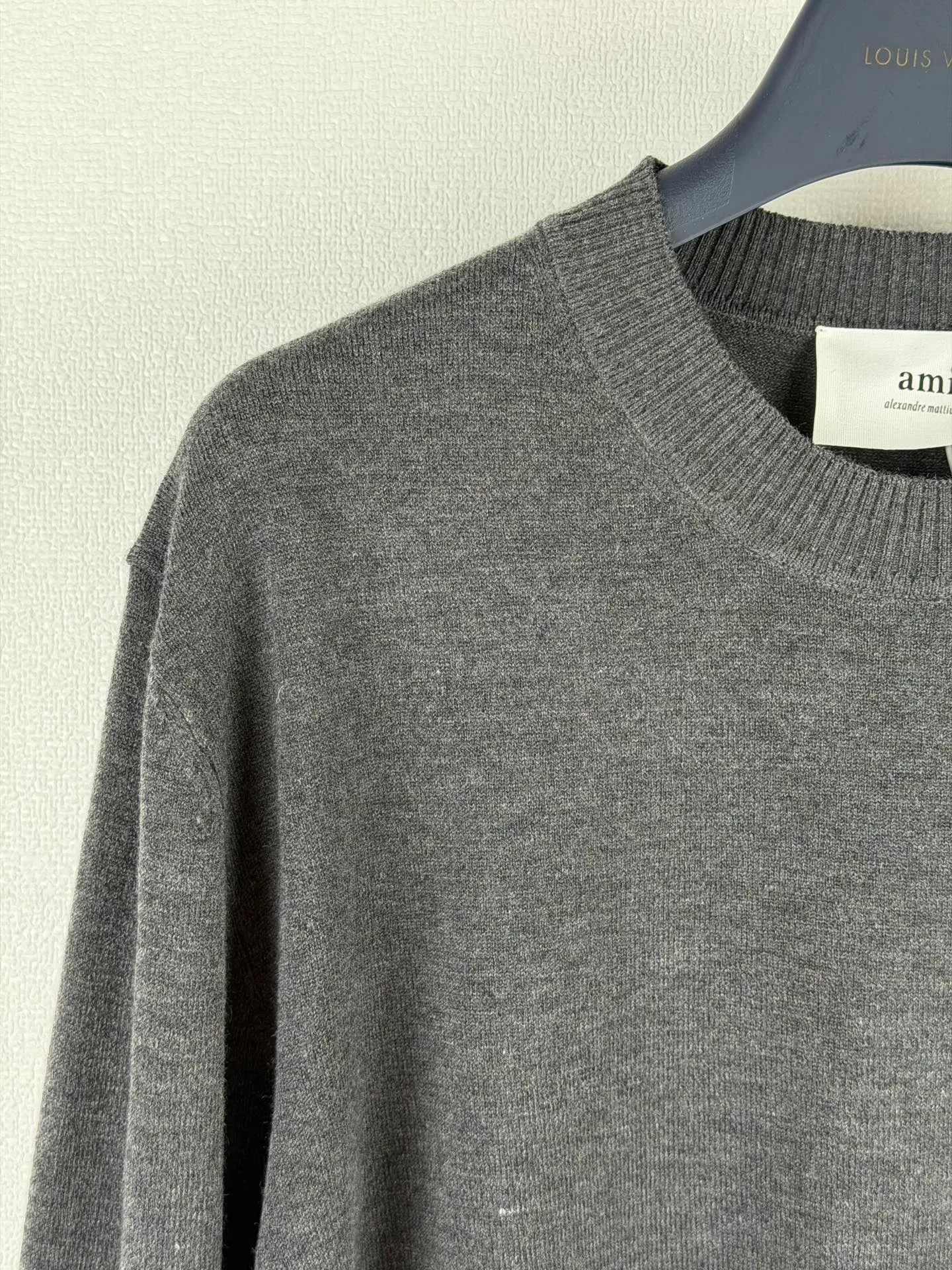 Ami Paris 26FW round neck wool ADC embroidered knitted sweater. Purchased and developed in Authentic 2030. Elegant wool double-ply blended. Uses Japanese imported (Shima Seiki) 12-knitting machine. Imported embroidery. Wool enzyme washing. Customized 1:1 trademark. Fitted version. Size: S M L